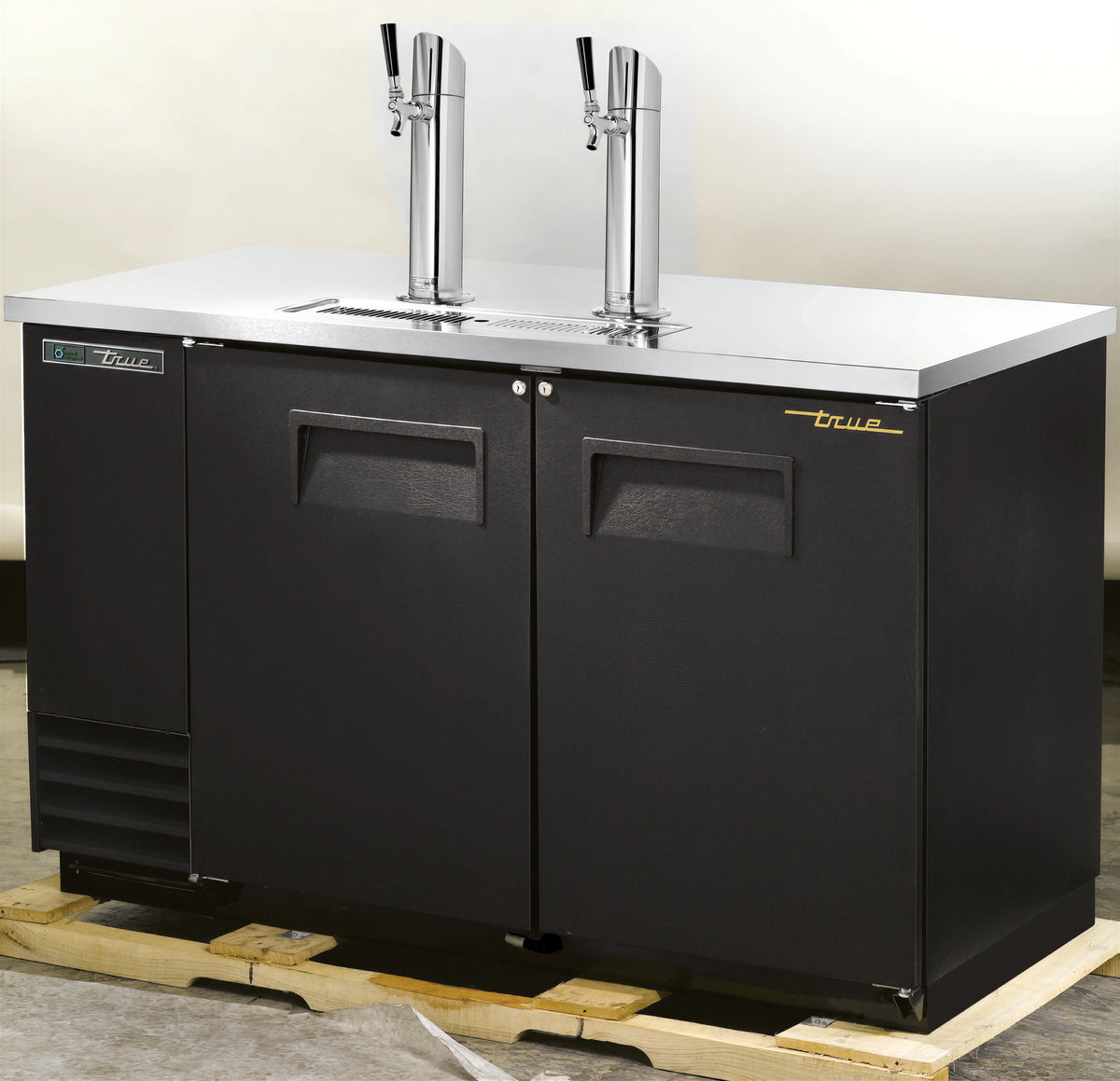 True General Foodservice TDD-2-HC Direct Draw Beer Dispenser, 2 Half-Barrel Kegs, Flat Top, 2 Columns, Black Exterior